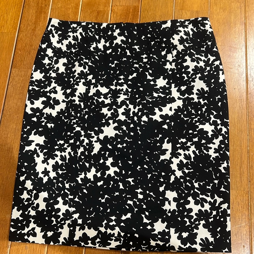 Ann Taylor skirt size 4. Excellent condition.